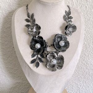 VCLM floral necklace